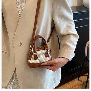 Mini-Zweifarben-Muscheltasche aus braunem Leder und weißem Webstoff auf beigem Blazer