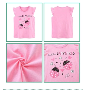 Détail du débardeur en coton rose avec manches à volants et imprimé de coccinelles