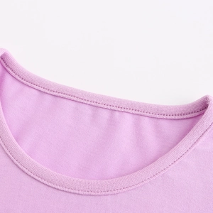 Lavendelfarbenes Mädchen-T-Shirt aus Baumwollstrick mit Rundhalsausschnitt und Textur