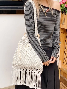 Sac bandoulière chic en crochet blanc avec franges bohèmes et détails d'anneaux en bois