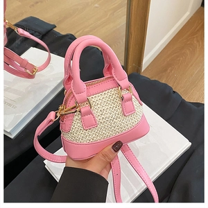 Detail der Mini-Muscheltasche mit rosa Leder und beigefarbenem Strohgeflecht-Struktur