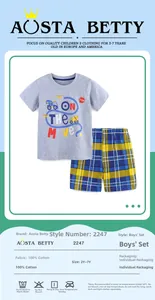 Détail d'un ensemble d'été pour garçon en 100% coton avec t-shirt gris et short à carreaux