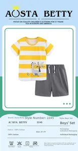 Vue détaillée du t-shirt en coton rayé jaune avec broderie dinosaure et short gris