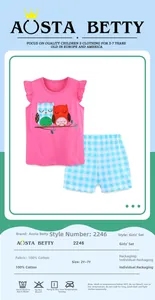 Détail du haut en coton rose avec broderie hibou et short à carreaux bleus fille