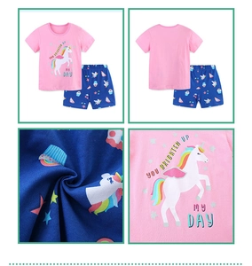 Dettagli del set estivo in cotone con maglietta rosa unicorno e pantaloncini stampati