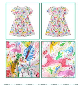 Détail d'une robe de fille à manches courtes avec imprimé animalier et taille plissée