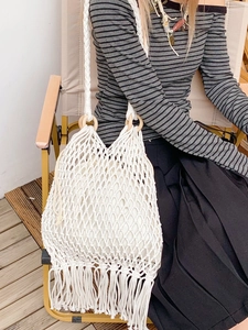 Sac à bandoulière bohème tissé à la main blanc crème avec franges et anses en bois