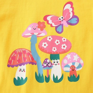 T-shirt gialla da bambina in cotone con stampe di funghi cartoon e farfalla colorata