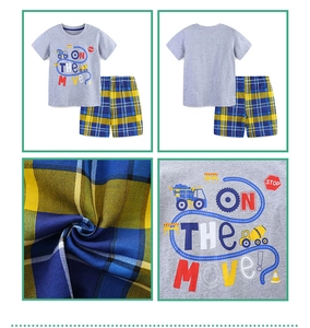 Détails de l'ensemble d'été pour garçons avec t-shirt gris et short à carreaux
