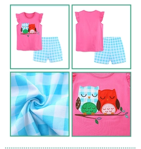 Détail du haut rose en coton brodé de hiboux et short à carreaux bleus pour filles