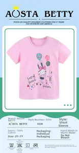 Détail d'un t-shirt rose en coton avec motif lapin et étiquette tissu 100 % coton
