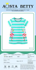 Détail du tissu 100% coton sur la robe rayée avec broderie de flamant rose