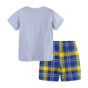 Ensemble d'été garçon t-shirt gris en coton tricoté et short à carreaux