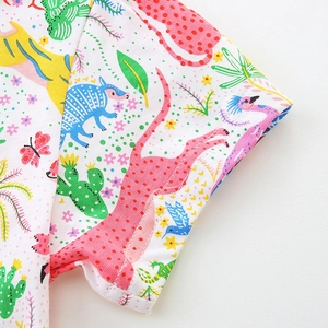 Robe de fille à manches courtes avec imprimés de dessins animés et détails de couture