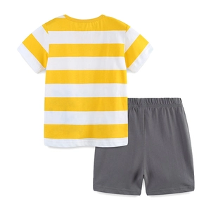 Ensemble d'été pour garçon avec t-shirt à rayures et short de sport gris foncé