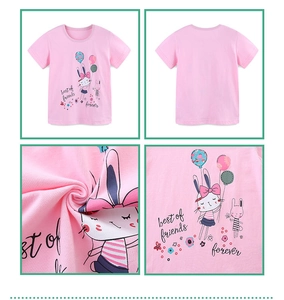 Détails d'un t-shirt rose pour filles en coton avec motif lapin et slogan imprimé