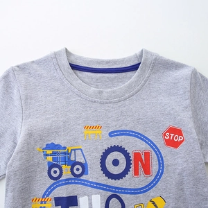 T-shirt gris en coton pour garçon avec motifs de camions de chantier et panneaux