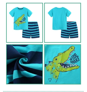 Detail von Jungen Baumwoll-Set mit Krokodil-Print und blau gestreiften Shorts