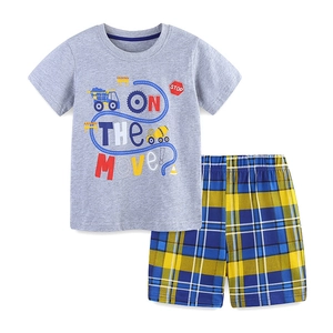 Ensemble d'été pour garçon avec t-shirt gris à motif camion et short à carreaux bleus