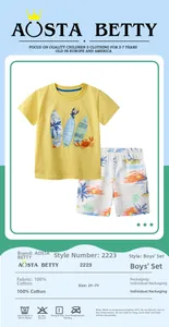 Détail de l'ensemble d'été en coton pour enfants avec t-shirt jaune et short imprimé