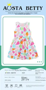 Détail de l'imprimé fruit sur une robe d'été sans manches en coton pour petite fille