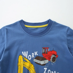 T-shirt blu scuro da bambino in cotone con stampa di cartoni animati di veicoli da cantiere