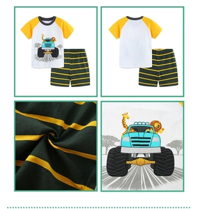 Détail de l'ensemble d'été en coton avec motifs de camions et short à rayures souples