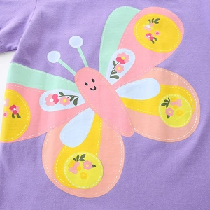 T-shirt violet en coton pour fille avec un grand motif papillon coloré et des fleurs