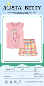 Dettaglio del top in cotone rosa con ricamo a medusa e set di pantaloncini a quadri