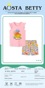 Dettaglio del top in cotone rosa e pantaloncini stampati con motivi animali per bambine