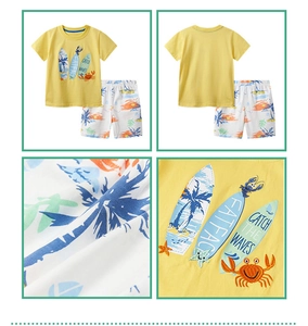 Détail d'un ensemble été enfant en coton avec broderie surf et motif marin