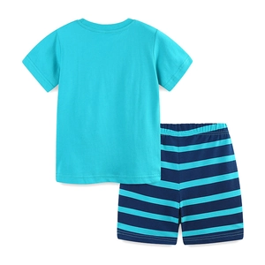 Sommer-Set für Jungen mit blauem T-Shirt und gestreiften Shorts aus Baumwolle