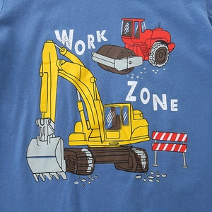 T-shirt blu da bambino con stampa di escavatore giallo e scritta WORK ZONE in cotone