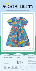 Dettaglio del vestito in cotone blu a fiori per bambina con trama e etichetta materiale