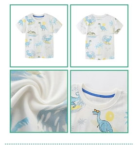 Détails du t-shirt en coton pour garçon avec motifs dinosaures, col et texture du tissu