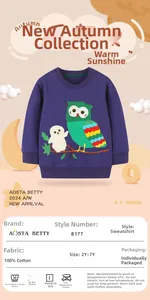 Dettaglio del ricamo a gufo colorato sulla felpa in cotone blu scuro per bambini