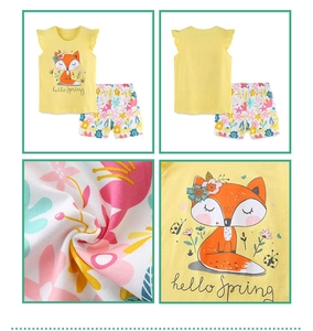 Détail du haut jaune sans manches pour fille avec motif renard et short floral