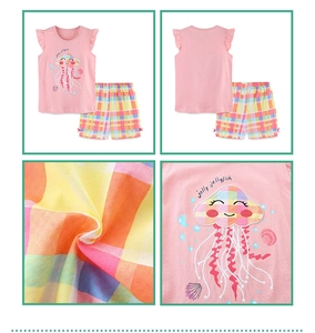 Dettaglio top rosa con volant e stampa medusa con pantaloncini a quadretti per bambina