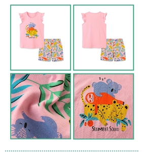 Dettaglio del pigiama rosa da bambina con stampe di animali e morbido tessuto di cotone