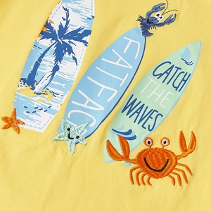 T-shirt enfant en coton jaune avec planches de surf et broderies d'animaux marins