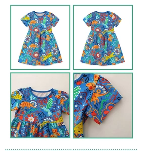 Dettagli dell'abito in cotone blu per bambina con stampe di cartoni animati e dinosauri