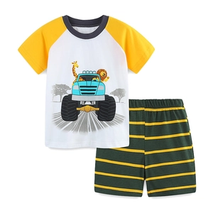 Ensemble d'été garçon avec t-shirt lion jaune et short en coton rayé vert