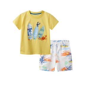 Ensemble d'été en coton pour enfants avec t-shirt surf jaune et short motif plage