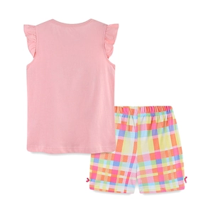 Completo estivo da bambina con top rosa a volant e pantaloncini a scacchi colorati su bianco