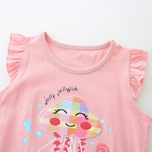 Top rosa senza maniche da bambina con volant sulle spalle e stampa di medusa