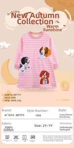 Dettaglio dell'abito a righe in cotone per bambine con ricami di animali dei cartoni