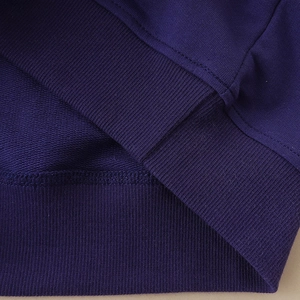 Dettaglio della felpa blu navy da bambino con orlo a costine e tessuto in French Terry