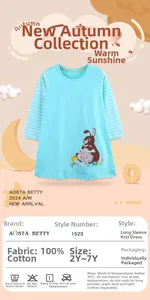 Détail de robe bleue en coton pour fille avec broderie lapin et manches rayées