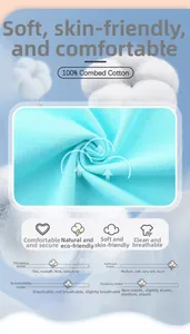 Gros plan sur la texture en coton peigné bleu ciel doux avec broderie sur robe de fille