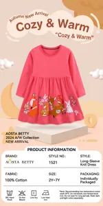 Détail d'une robe rose en coton pour fille avec broderie d'animaux comme le renard